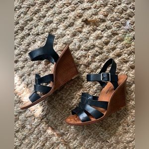 Pour La Victoire black leather wedges